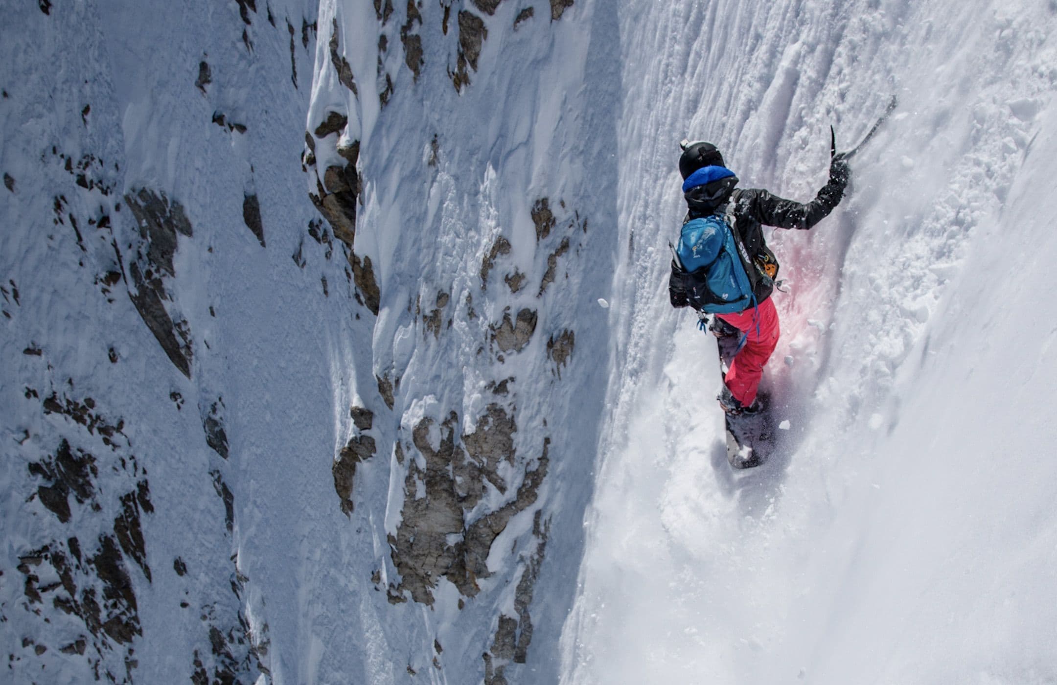 Géraldine Fasnacht en snowboard dans un couloir raide