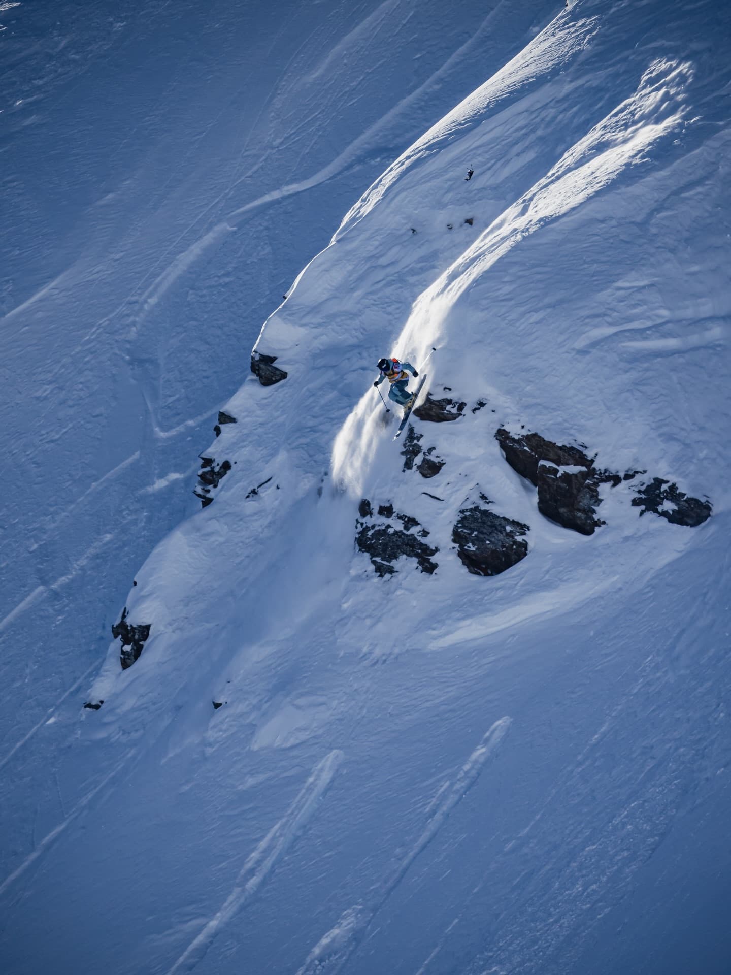 Sybille Blanjean à ski dans une face enneigée de Haines, en Alaska