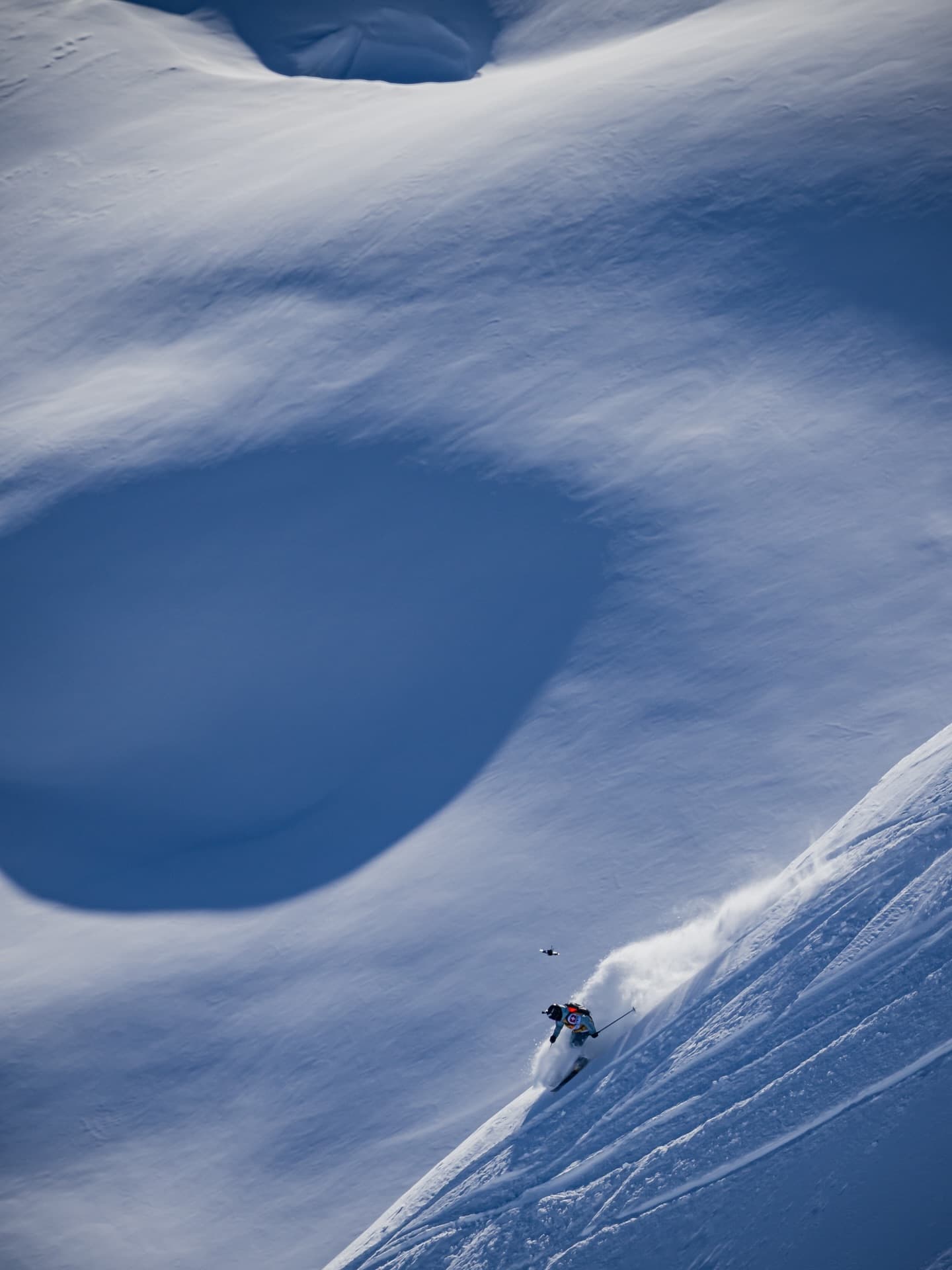 Sybille Blanjean dans la poudreuse, sous une corniche de neige