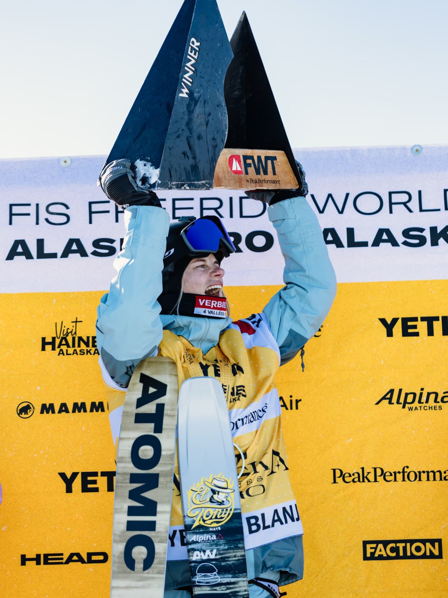 Sybille Blanjean lève le trophée du YETI Alaska Haines Pro 2026