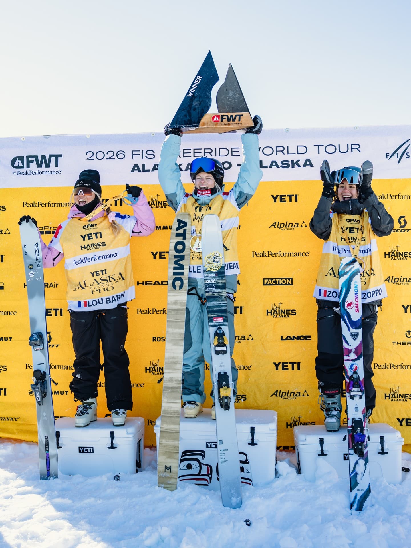 Sybille Blanjean brandit le trophée sur la plus haute marche du podium du YETI Alaska Haines Pro 2026